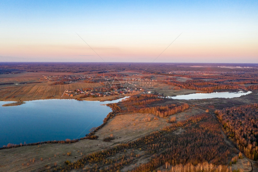 太阳远的伊万诺沃从俄罗斯Ivanovo地区日落光线下Uvodsky水库无人驾驶飞机观测到图片