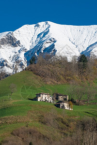 雪山脚下的小屋图片