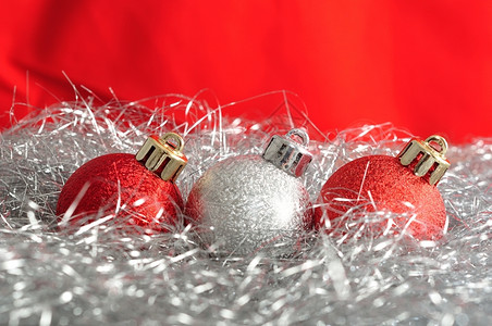 红色银色圣诞球背景图片
