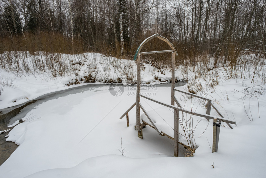 村庄叉俄罗斯亚拉夫地区Krasnonamenye村冬季在小河岸的一条边圣泉雅罗斯拉夫尔图片