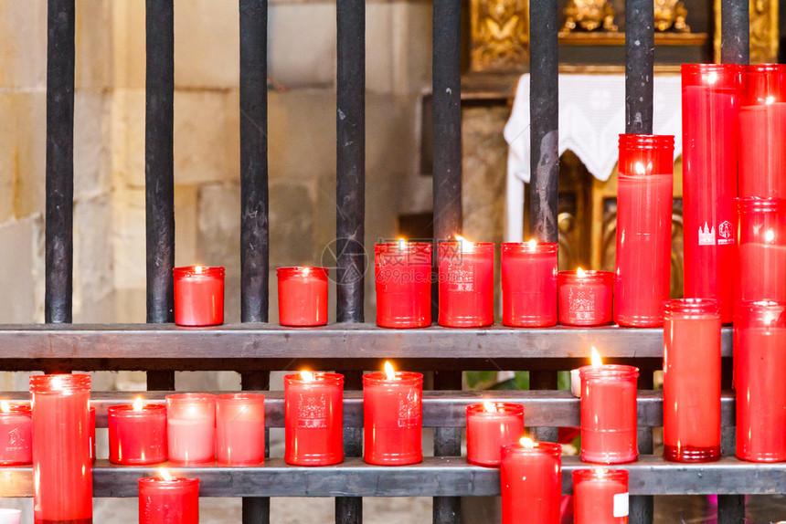 在大教堂外的礼拜者点燃蜡烛巴塞罗纳斯拜恩欧洲崇宗教图片