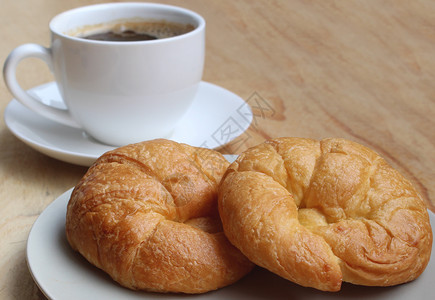 早餐牛角包和咖啡图片