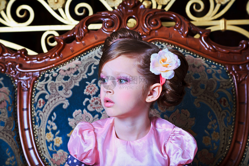 女孩尼德利希穿粉红色衣服的女生肖像特写鬼脸图片
