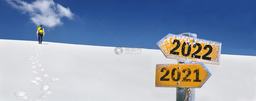 行走在雪山的人们图片