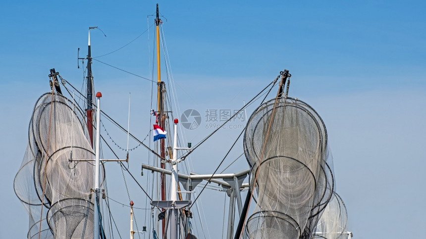 钓鱼拉网细节在荷兰的一艘渔民船上网捕鱼图片