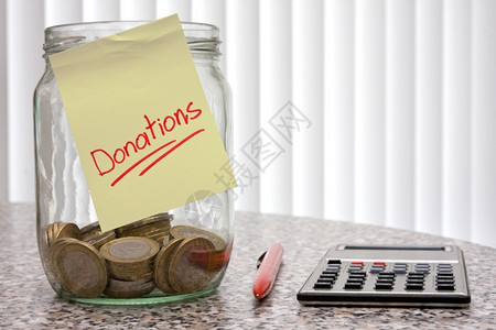 捐款笔费和计算器帮助他人罐预算退休现金图片