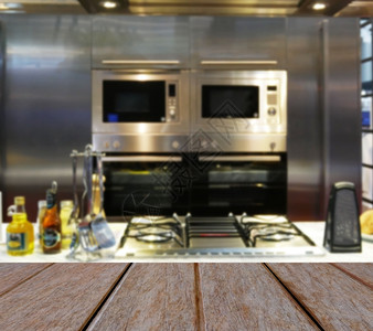 木制的板表顶上有模糊的现代厨房室内空木制产品展示桌子餐厅图片