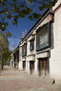 亚洲自主江孜自治区Gyantse镇一条街上的传统藏族房屋建在自治区Gyantse镇的一条街上背景图片