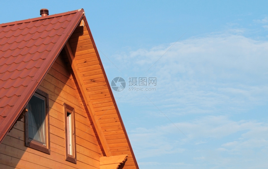 典型有瓷砖屋顶的木景象公寓典型的覆盖图片
