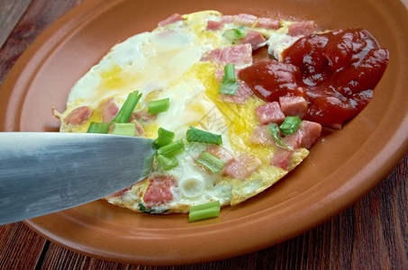 早餐新鲜炒鸡蛋和猪肉火腿配酱汁番茄一顿饭图片
