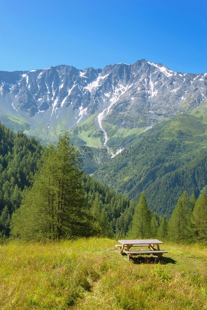 在山下的一个小桌子图片