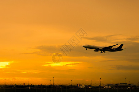 旅行飞机场服用从日落起的休眠图片