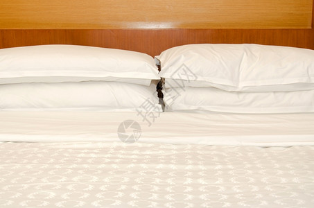 室内酒店床上枕头特写图片