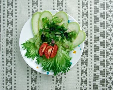 土耳其KabakSalatas地中海沙拉配西葫芦叶子番茄图片