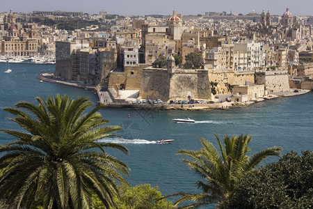港口城市瓦莱塔马耳他地中海岛韦列塔的马耳他大港和圣安热罗堡图片
