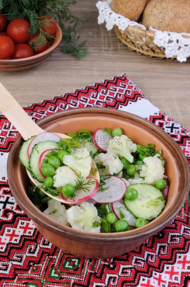 蔬菜饮食维生素含黄瓜萝卜豆子和洋葱的菜花沙拉图片