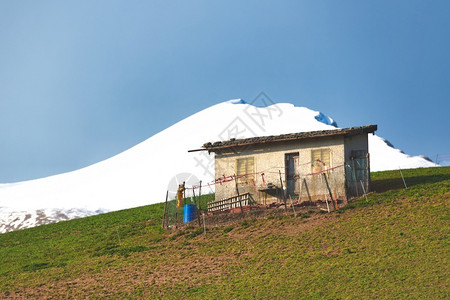 远处的雪山和近处小屋图片