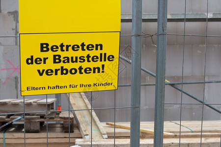德文标志不准侵入建筑工地造标牌黄色的图片