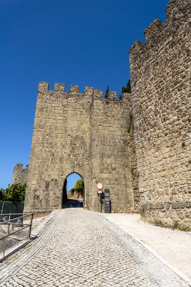 石工梅隆格子架佩内拉城堡西门和入口上戈特克奥基瓦尔拱门的景象葡萄牙科英布拉州佩内图片