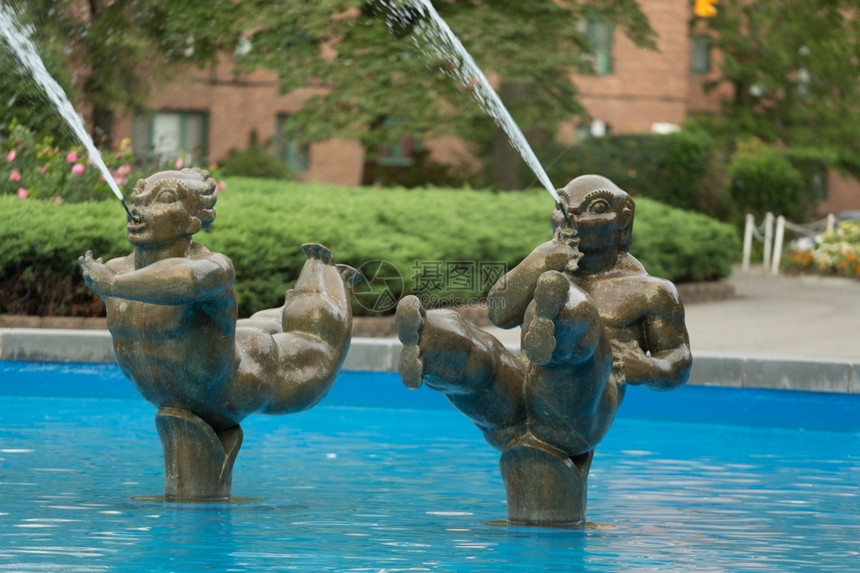 户外约克在位于纽布朗克Parkchester居民区公园的一个喷泉水的雕像布朗克斯图片