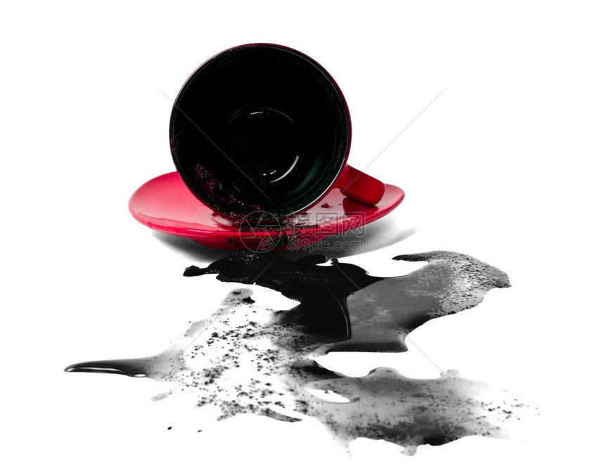 弄脏推翻了红杯咖啡和黑污色的洒了图片