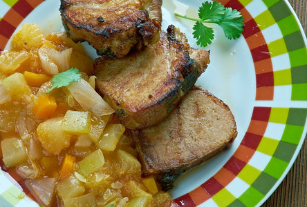 猪肉加香肠炖菜芬兰餐巾鸡油菌热的图片