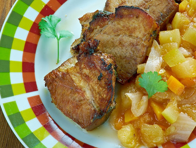 蔬菜餐巾猪肉加香肠炖菜芬兰热的图片
