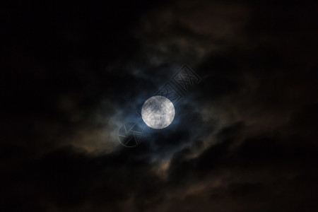 黑色的夜晚自然满月在云中图片