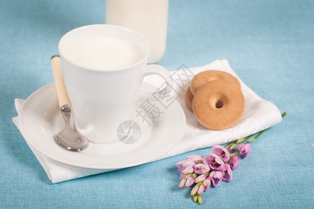 饼干一种乳制品健康营养在白杯中鲜奶图片