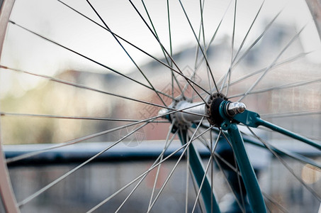 旅游辐条细节关闭在荷兰阿姆斯特丹的自行车轮和话筒背景图片