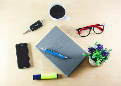 办公桌木制上有咖啡书和笔的纸木制的商业笔记本背景图片