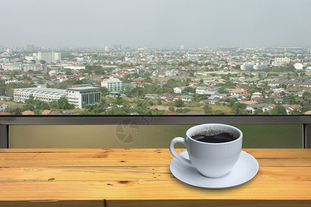 城市背景前的咖啡图片