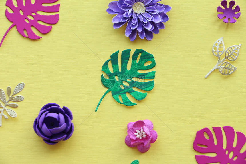 粉红色的Formonda粉色和绿的纸叶以及金小子和光黄色背景上手工制作的人花朵造纸叶模式龟背竹明亮的乐趣图片