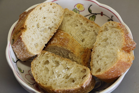 法国面包袋切片淀粉质的小模子面包店图片
