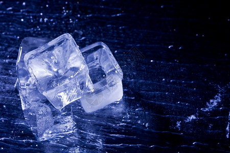 坐在冰箱里蓝色透明冰块设计图片