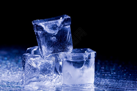 蓝色透明冰块图片