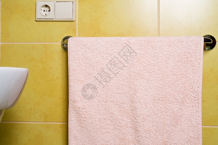 浴室挂着粉色毛巾黄的棉布洗澡图片