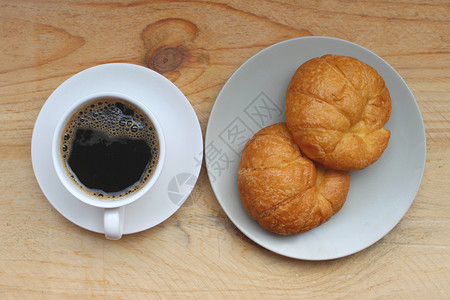 马克杯碟子咖啡和Croissant杯在顶端的视图上卡布奇诺图片