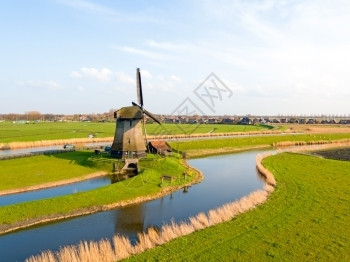 荷兰杜赫地貌传统风力车的空中飞行港天线字段建造图片