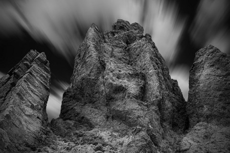 岩石的延时黑白照片图片