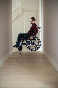 透过窗口将坐在轮椅上的人贴近在家里窗口卫生保健三十岁在室内图片