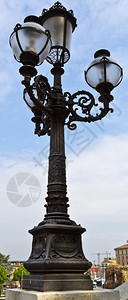 地球仪装饰街道意大利博洛尼亚蒙塔格诺拉公园带有美丽的铁杆和四球灯柱图片