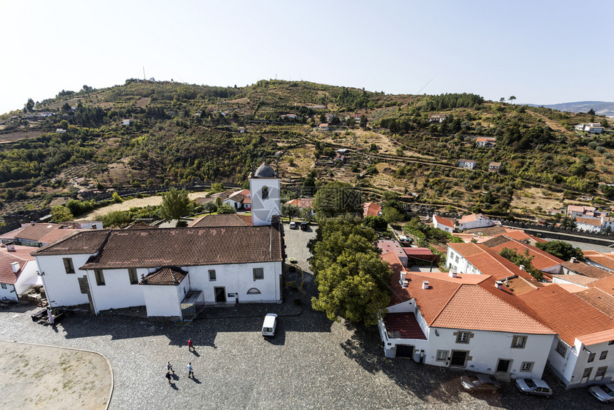 玛丽亚圣五月教堂和部分城堡从葡萄牙布拉甘卡城堡的顶部可以看到在葡萄牙布拉甘卡城堡的顶端阿松曹人们图片