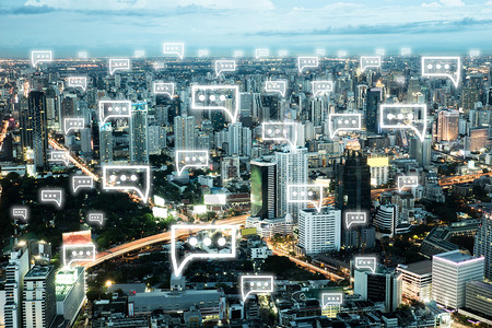形象的商业征城市夜光中景观上方的通信聊天图标城市夜光中景观上方的通信聊天图标背景图片