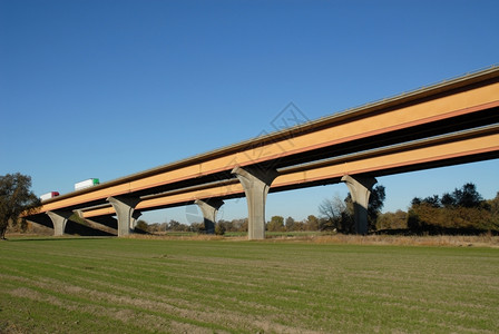 桥靠近运输在加利福尼亚州伍德兰附近萨克拉门托河上倾斜的州际公路图片