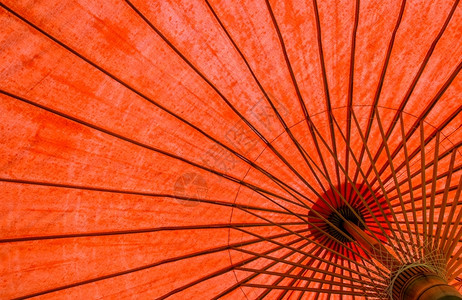 织物红布伞外有竹框的红布雨伞底面泰国图片