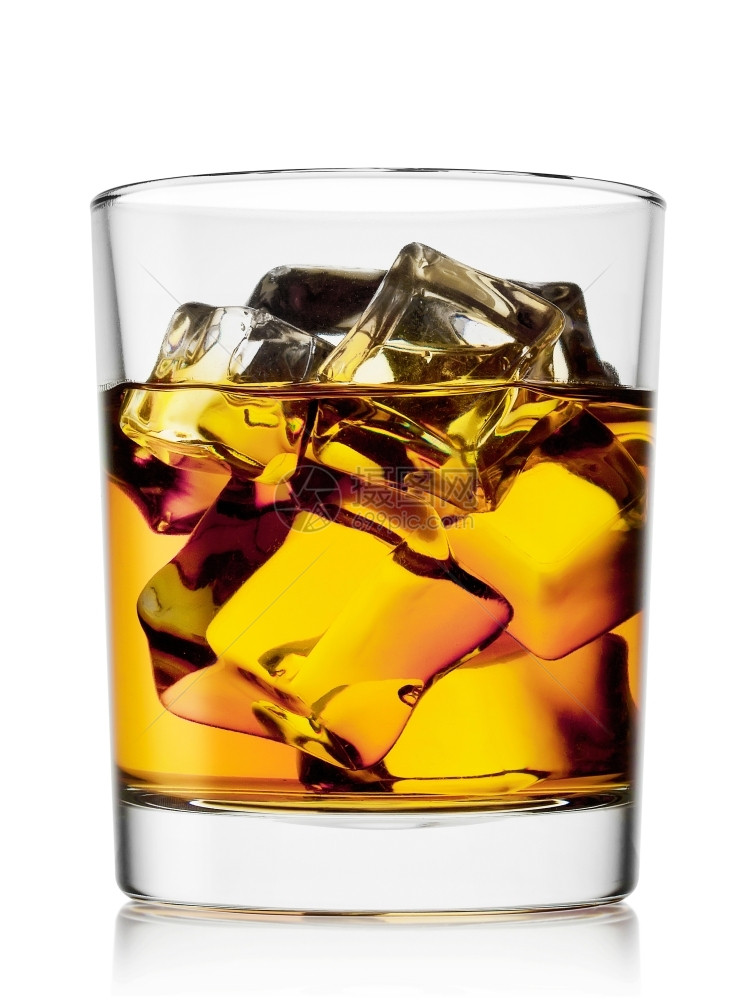 酒精黄色的玻璃威士忌白底面与冰隔绝图片