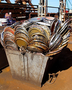 金属垃圾在容器中混合处理工业的运输货图片
