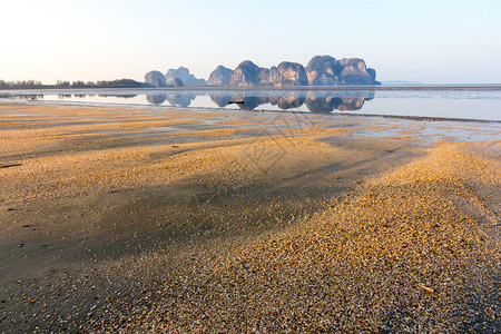晴天沙滩背景是石灰岩悬崖和反射泰国勃朗省华仁欣海伦背景图片