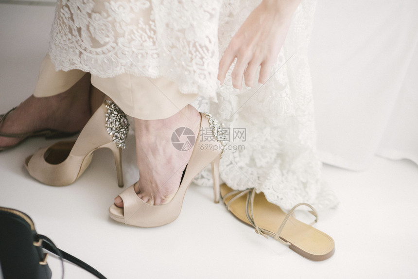 新娘穿着婚鞋特写图片